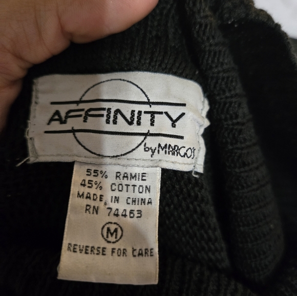 Vintage Embellished Winter Sweater Size Medium - Picture 4 of 4